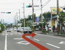 隼人温泉病院横前の信号機の横に看板あり。信号機を右折して150ｍ直進。優湯庵に到着です。
